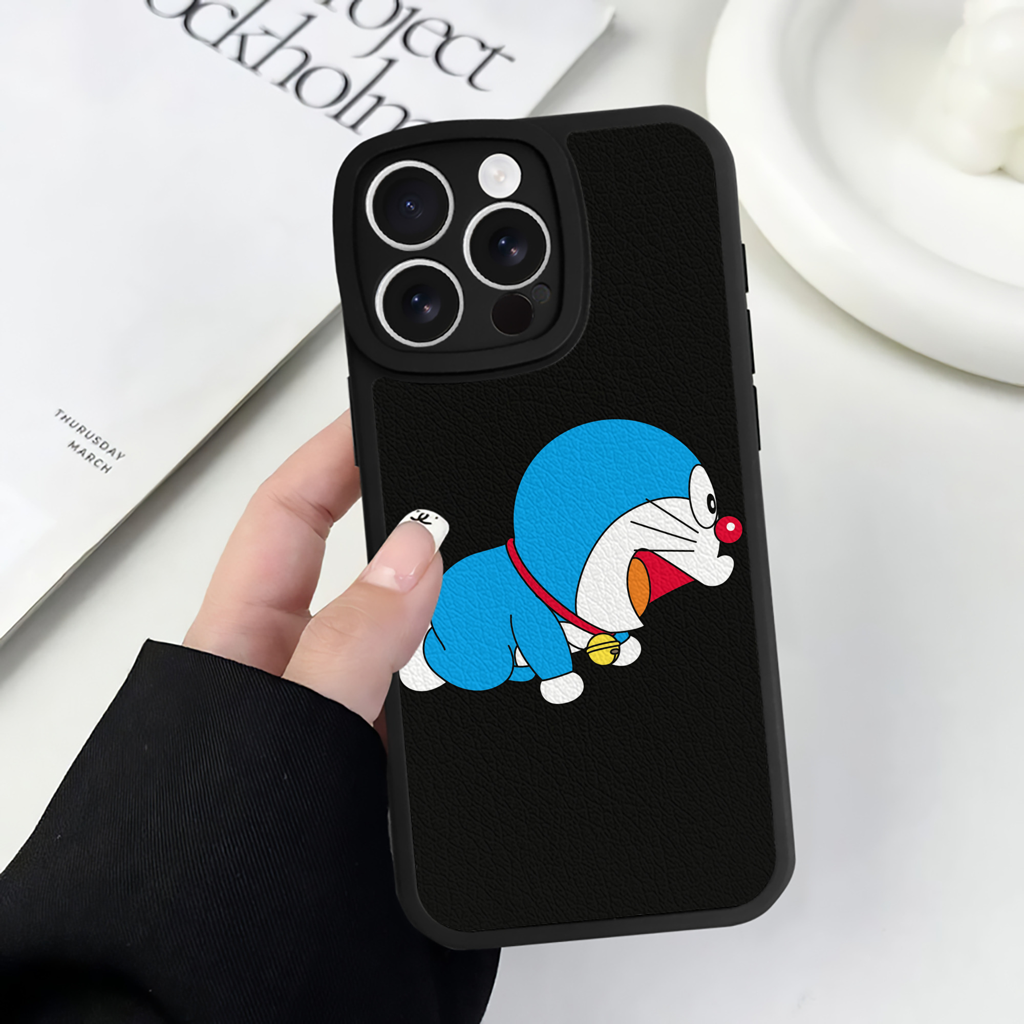 （画像用） ドラえもん Doraemon 【iPhone 16シリーズ対応】シリコンスマホケース（レザー調） 材質：シリコン